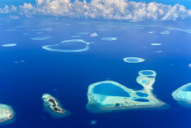 Baa-atolli kuvattuna yläilmoista.
