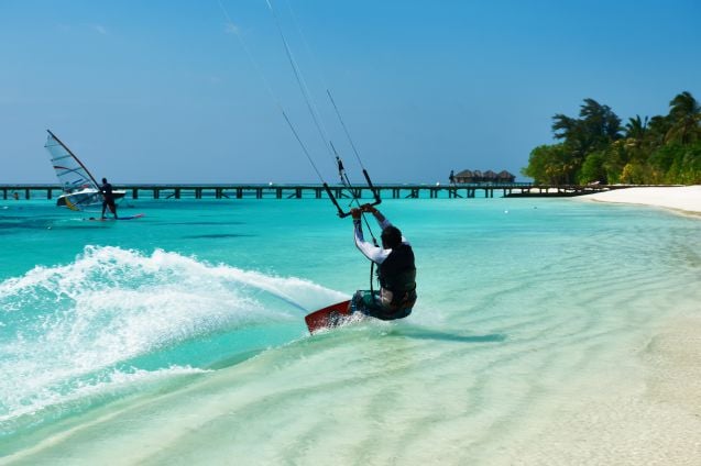 Yksi hyvin suosittu vesiurheilulaji Malediiveilla on kite surfing eli leijalautailu.