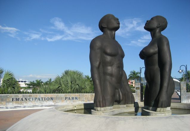Kingstonin Emancipation-puistossa sijaitseva pronssinen Redemption Song -monumentti on saanut vuoden 2003 julkistuksen jälkeen osakseen arvostelua: patsaat ovat kriitikoiden mukaan väriltään liian vaaleita, miespatsas on liian hyvin varusteltu ja molemmat ovat, noh, liian alastomia. Kuva: Graka / Pixabay