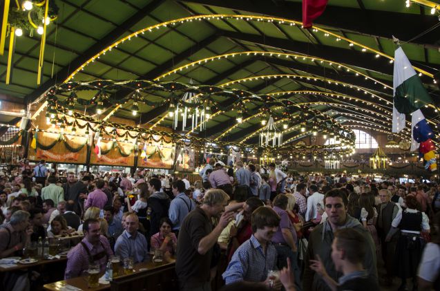 Tunnelma katossa maailmankuuluilla Oktoberfesteillä.