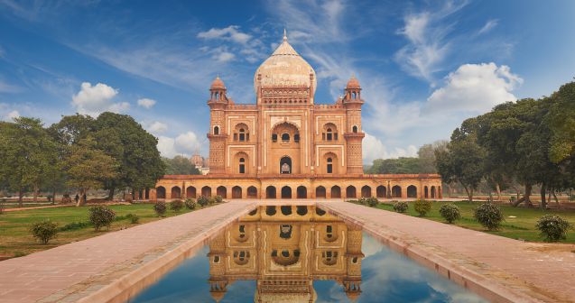 Myös kuuluisaan Taj Mahaliin on otettu vaikutteita Humayunin haudasta.