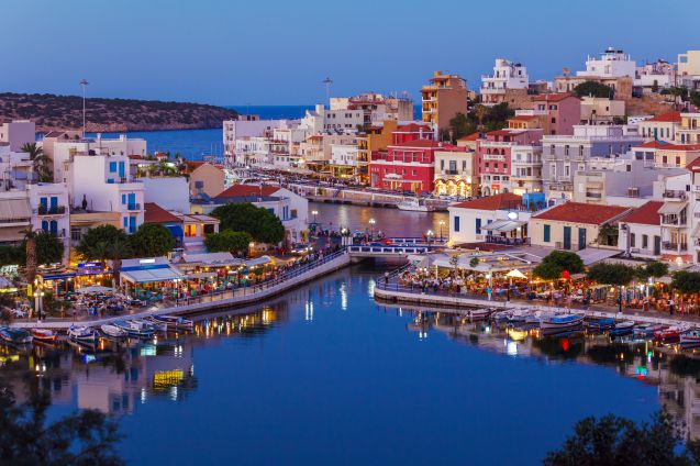 Kreetan itäosassa sijaitseva Agion Nikolaos on yksi saaren vilkkaimmista ja tunnetuimmista lomailukohteista.