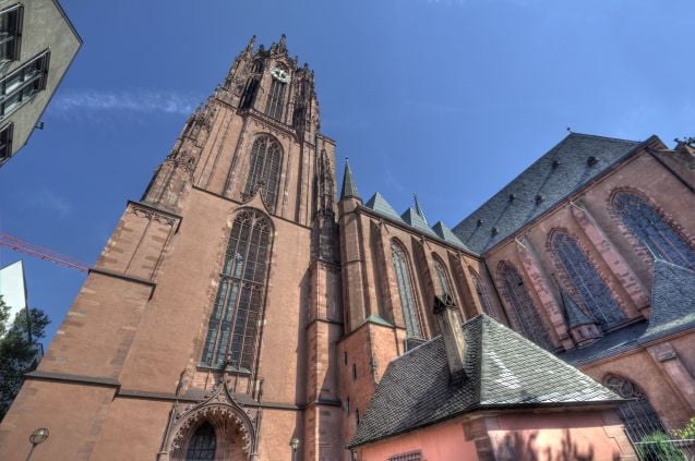 Kaiserdom-katedraalin torniin pitää kiivetä 324 porrasta, mutta vaiva palkitaan kauniilla näkymillä yli Frankfurtin.