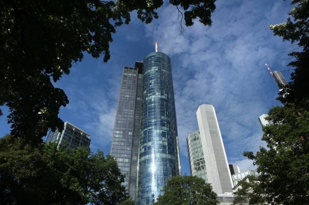 200 metriin kohoavasta Main Towerista on Frankfurtin paras näköala. Kokeile myös coctailbaaria 53. kerroksessa.