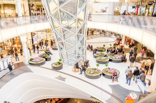 52 000 neliömetriä kahdeksassa kerroksessa käsittävä MyZeil-ostoskeskus on yksi Frankfurtin suosituimmista shoppailupaikoista.
