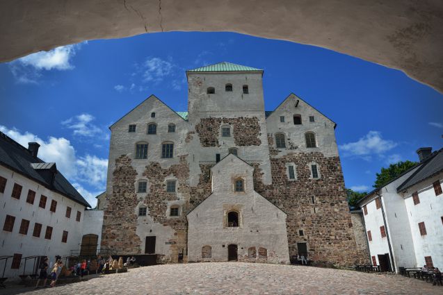 Tiesitkö, että Turun linnan saleja voi vuokrata juhlakäyttöön ja linnassa järjestetään keskiaikaisia rahvaanpitoja?