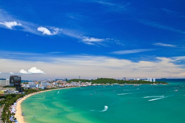 Pattaya Beach kulkee kaupungin eteläpuolella usean kilometrin pituudelta. Se voi kuitenkin tuntua täydelliseen rantalomapäivään liian rauhattomalta.