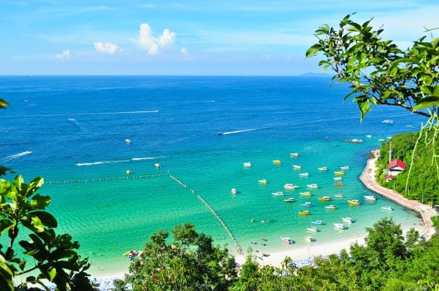 Koh Lan -saari sijaitsee alle 10 kilometrin päässä Pattayasta.