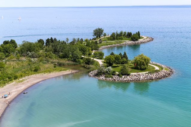 Upea Scarborough Bluffs (tai lyhyemmin The Bluffs) sijaitsee Ontariojärven rannalla, Toronton keskustasta 15 kilometriä itään.