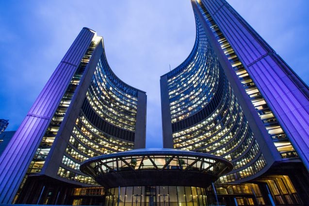 Toronton kaupungintalo on yksi kaupungin tunnetuimmista maamerkeistä. Sen on suunnitellut suomalaisarkkitehti Viljo Revell, ja kokonaisuus valmistui vuonna 1965.
