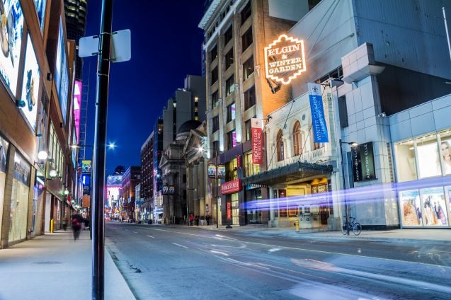 Elgin and Winter Garden Theatre sijaitsee Toronton Yonge Streetilla.