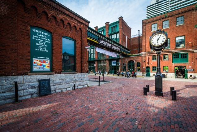 Toronton Distillery District toimi aikoinaan maailman suurimpana tislaamona, mutta nykyään sieltä löytyy useita pieniä putiikkeja, ravintoloita ja pubeja.