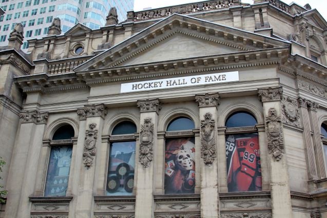 Toronton Hockey Hall of Fame. Ikkunasta pilkistää - kenenkäs muunkaan kuin legendaarisen kanadalaiskiekkoilijan - Wayne Gretzkyn 99-numeron pelipaita.