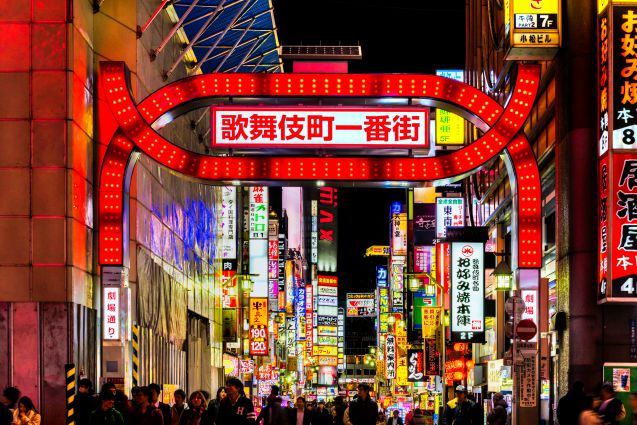 Shinjukusta löytyvät pilvenpiirtäjät, kaupat, baarit ja ravintolat sekä ihmiskuhina.
