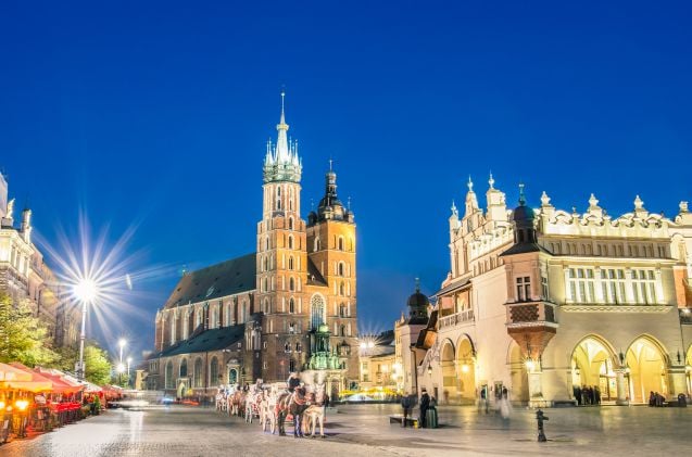 Iltavalaistuksessa Rynek Glownyn laidalla seisova Mariankirkko on kaunis näky. Kuva: © Mirko Vitali | Dreamstime.com