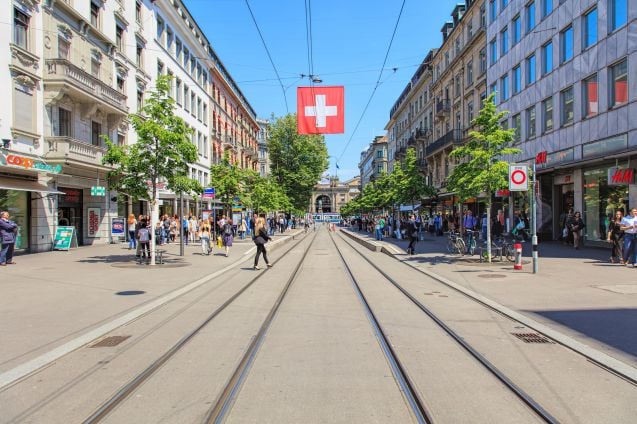 Bahnhofstrasse on yksi maailman tunnetuimmista ja kalleimmista ostoskaduista. Kuva: © Denis Linine | Dreamstime.com