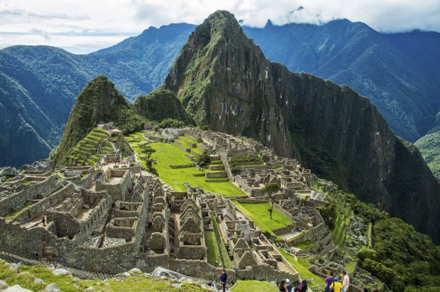 Paikalliset matkanjärjestäjät järjestävät häämatkalaisille romanttista iltaohjelmaa Machu Piccussa. Kuva: © Diana Dunlap | Dreamstime.com