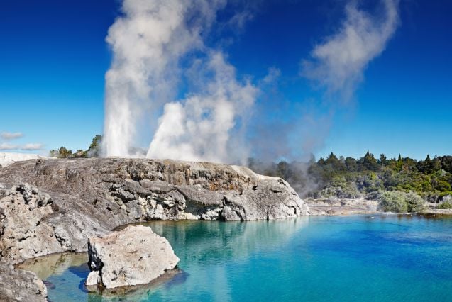 Rotoruassa on mahdollisuus päästä kylpemään kuumissa lähteissä. Kuva: © Dmitry Pichugin | Dreamstime.com