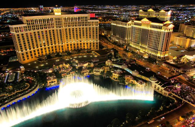 Bellagio-hotelli sekä edustalla sen kuuluisa suihkulähde. Kuva: © Donyanedomam | Dreamstime.com
