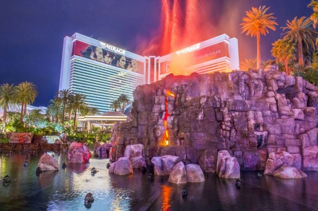 Mirage-hotellin edustalla voi ihmetellä päivittäin pyörivää tulivuoriteemaista musiikki ja valo -show'ta. Kuva: © Kobby Dagan | Dreamstime.com