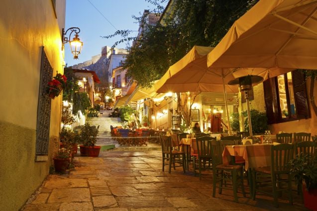 Ateenan Plaka on ihanan tunnelmallinen ja täynnä putiikkeja, tavernia ja kahviloita. Kuva: © Dpikros | Dreamstime.com