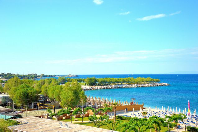 Alimoksen ranta sijaitsee noin 10 kilometrin päässä Ateenasta. Kuva: © Mtmakos | Dreamstime.com