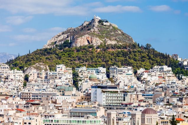 Likavittoksen kalkkikivikallio on Ateenan korkein huippu. Kuva: © Saiko3p | Dreamstime.com
