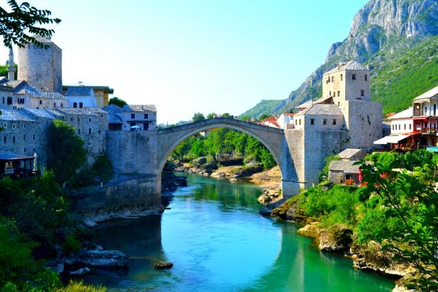 Mostarin silta ylittää Neretvajoen ja ympärillä ovat aivan upeat maisemat. Kuva: © David Beaulieu | Dreamstime.com