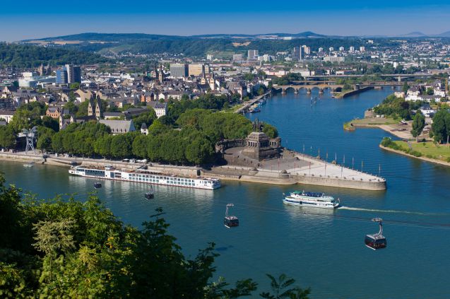 Deutsches Eck eli saksalainen nurkka sijaitsee Reinin ja Moselin yhtymäkohdassa.