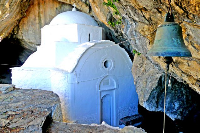 Panagia Makrinin luostari on rakennettu luolaan.