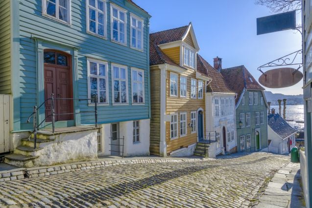 Opastetuilla kävelykierroksilla pääsee näkemään Bergenin kauniita katuja ja kuulemaan niiden historiasta. Kuva: © Bargotiphotography | Dreamstime.com