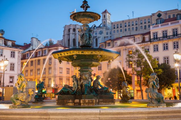 Baroque-suihkulähde Rossio-aukiolla Baixassa