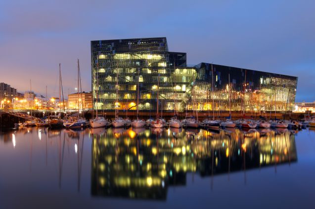 Konserttitalo Harpa iltavalaistuksessa