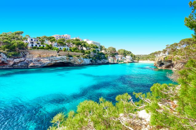 Mallorcan saari on täynnä kauniita rantapoukamia, joissa merivesi on kristallinkirkasta. Kuva: pixelliebe | Adobe Stock