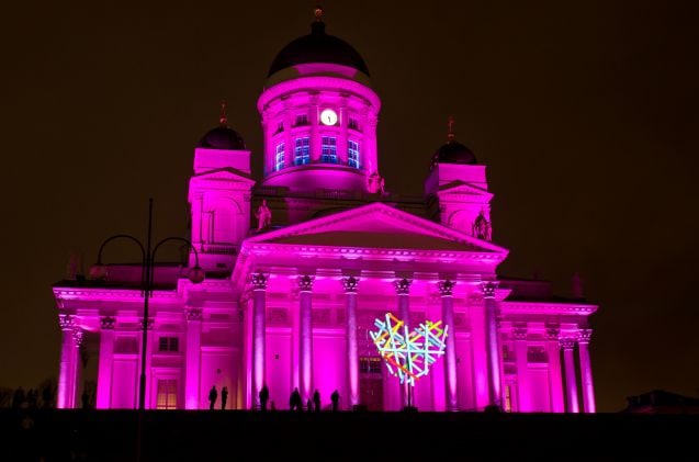 Helsingin tuomiokirkko valistuna LUX Helsinki -valofestareilla