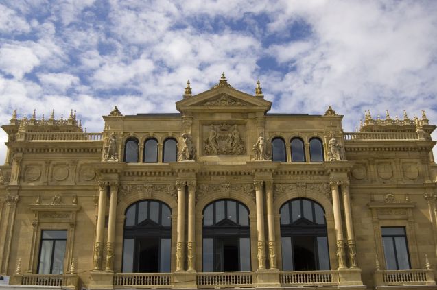 Victoria Eugenia -teatterin edustalla käy Donostia Zinemaldian aikaan kuhina.