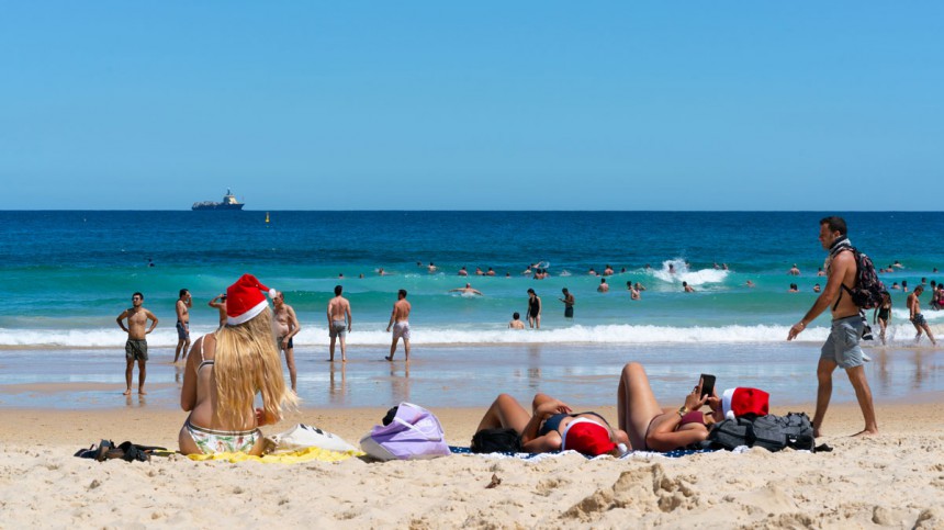 Tonttuhattu on virallinen asuste jouluisin australialaisilla hiekkarannoilla. Kuva: Julien Viry | Dreamstime.com