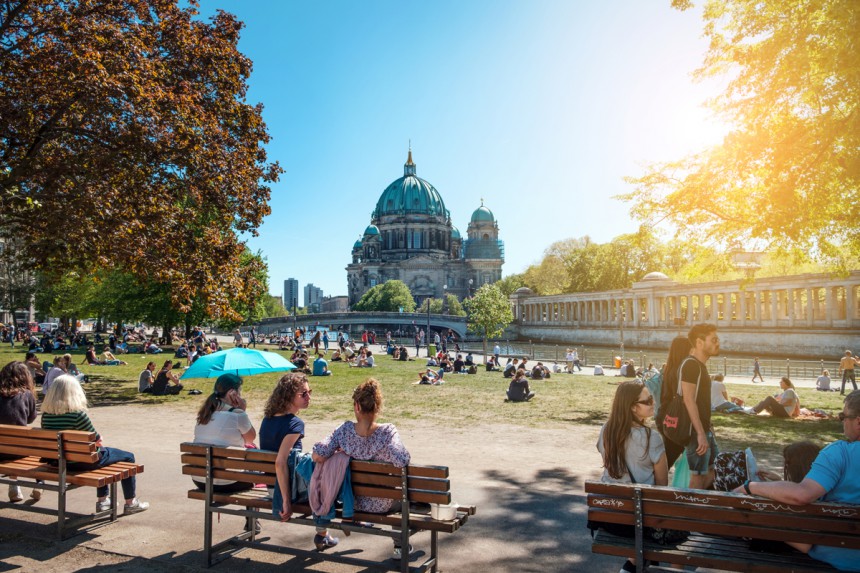 Aurinkoisella säällä puistot ovat suosittuja ajanviettopaikkoja Berliinissä. Kuva: © Hanohiki | Dreamstime.com