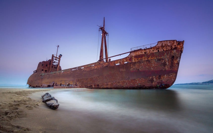 Gythian rannalla lepää haaksirikkoutunut laiva. Kuva: © Georgios Tsichlis | Dreamstime.com