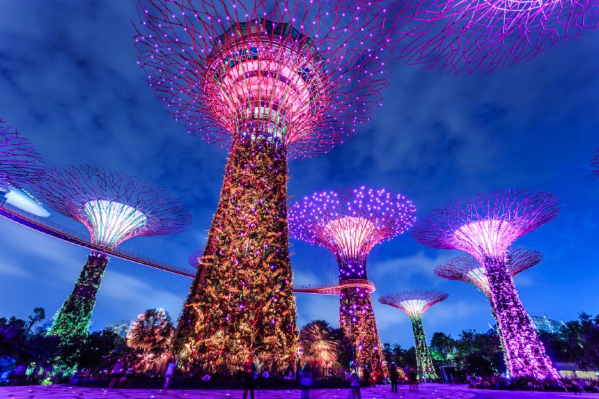 Singaporen futuristinen Gardens by the Bay. Kuva: © Worachat Sodsri | Dreamstime.com