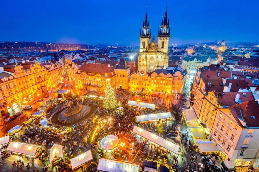 Prahan keskiaikainen keskusta jouluvalaistuksessa. Kuva: Emicristea - Dreamstime.com