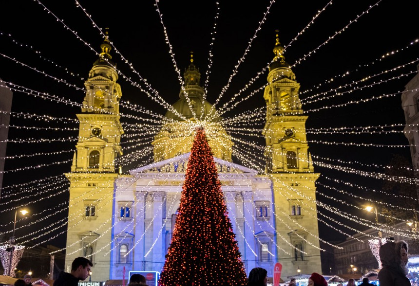Budapestin basilika jouluvalaistuksessa. Kuva: Vadim Lerner  | Dreamstime.com
