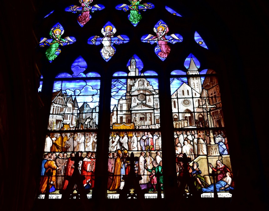 St-Etienne-du-Montin kirkon värikäs lasi-ikkuna Pariisissa. Kuva: © Jmbujia | Dreamstime.com