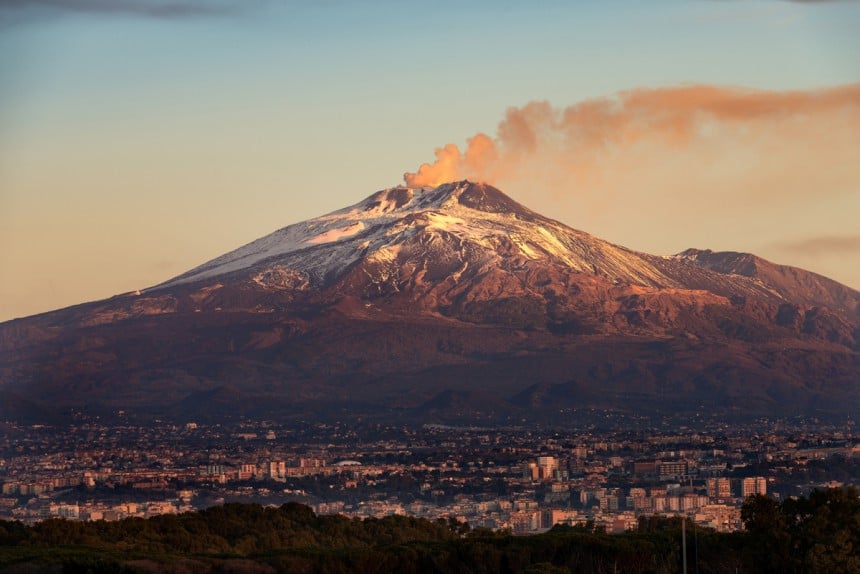 Tulivuori Etna sijaitsee Catanian kaupungin vieressä Sisiliassa. Kuva: © Alberto Masnovo | Dreamstime.com