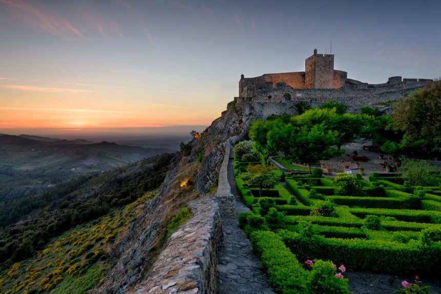 Kukkulan huipulta löytyy Marvaon linna. Kuva: © Alvaro Roxo | Dreamstime.com