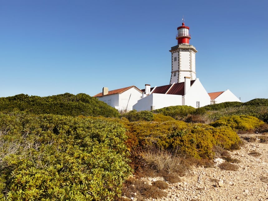 Praia Da Baleeiran suojaisa ranta löytyy läheltä Espichelin majakkaa. Kuva: © Helena Bilkova | Dreamstime.com