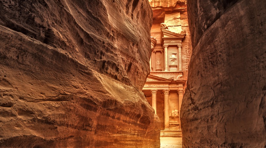 Petrassa aurinko värittää kallioiden pinnan. Kuva: © Klemenr | Dreamstime.com