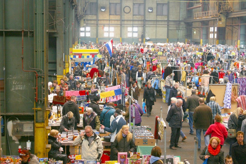 Ijhallen on suosittu kirpputori Amsterdamissa. Kuva: © Inge  Hogenbijl | Dreamstime.com