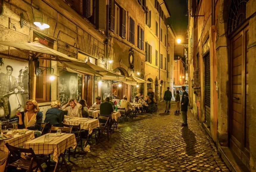 Rooman viehättäville kaduille kannattaa varata kunnolliset kävelykengät. Kuva: Cherylramalho | Dreamstime.com