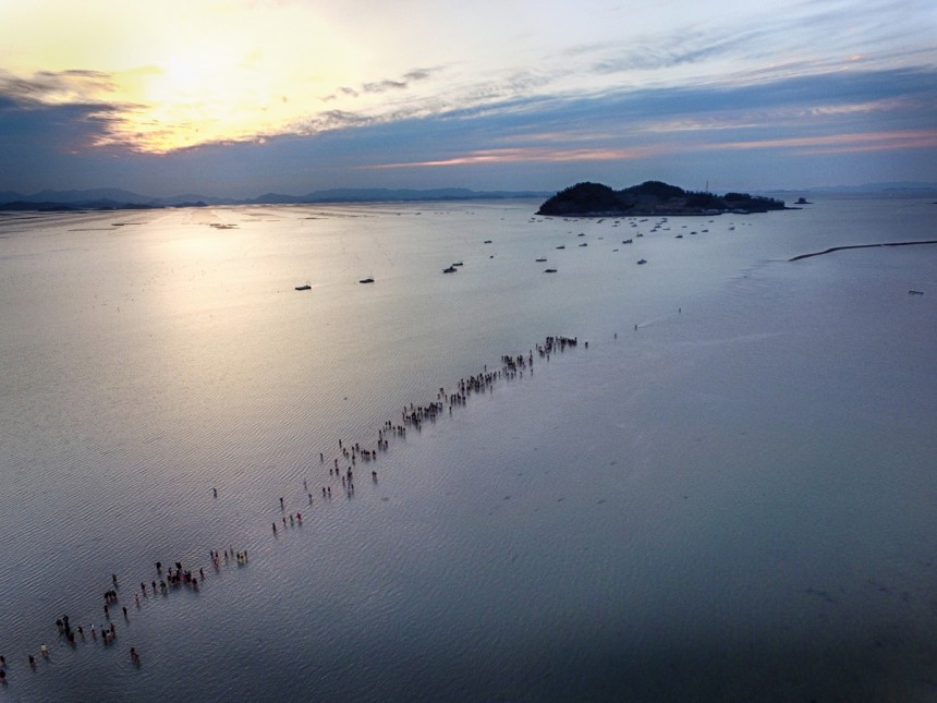Mystinen meritie yhdistää Modon saaren Indoon Koreassa. Kuva: © Sungbok Lee | Dreamstime.com